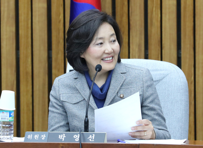 검찰과 법원에 대한 개혁입법을 추진할 국회 사법개혁특별위원회 위원장으로 선출된 더불어민주당 박영선 의원이 1일 오전 국회에서 열린 사법개혁특별위원회 전체회의를 진행하고 있다.[사진=연합뉴스]
검찰과 법원에 대한 개혁입법을 추진할 국회 사법개혁특별위원회 위원장으로 선출된 더불어민주당 박영선 의원이 1일 오전 국회에서 열린 사법개혁특별위원회 전체회의를 진행하고 있다.[사진=연합뉴스]
