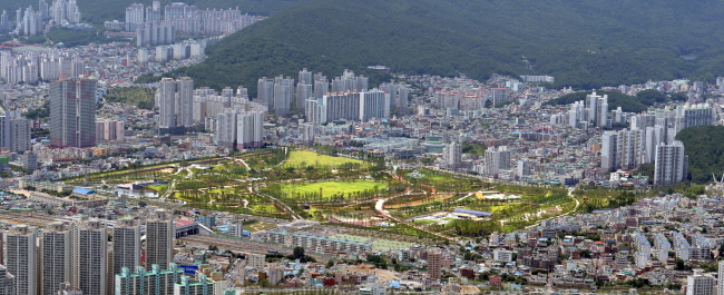 부산진구의 부산시민공원과 인근 아파트 단지 모습<br />[사진=부산진구청]
부산진구의 부산시민공원과 인근 아파트 단지 모습
[사진=부산진구청]