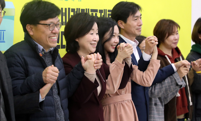 심상정 정치개혁특별위원회 위원장이 1일 국회에서 열린 정치개혁공동행동 시민단체 대표자들과 간담회에서 기념사진을 촬영하고 있다.[사진=연합뉴스]
심상정 정치개혁특별위원회 위원장이 1일 국회에서 열린 정치개혁공동행동 시민단체 대표자들과 간담회에서 기념사진을 촬영하고 있다.[사진=연합뉴스]