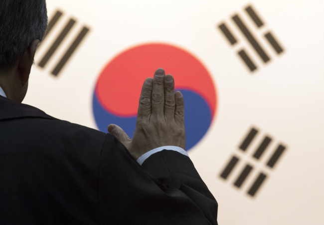 1일 오후 서울 서초구 대법원에서 열린 신임 법관 임명식에서 김명수 대법원장이 신임 법관들과 함께 선서를 하고 있다.[사진=연합뉴스]
1일 오후 서울 서초구 대법원에서 열린 신임 법관 임명식에서 김명수 대법원장이 신임 법관들과 함께 선서를 하고 있다.[사진=연합뉴스]