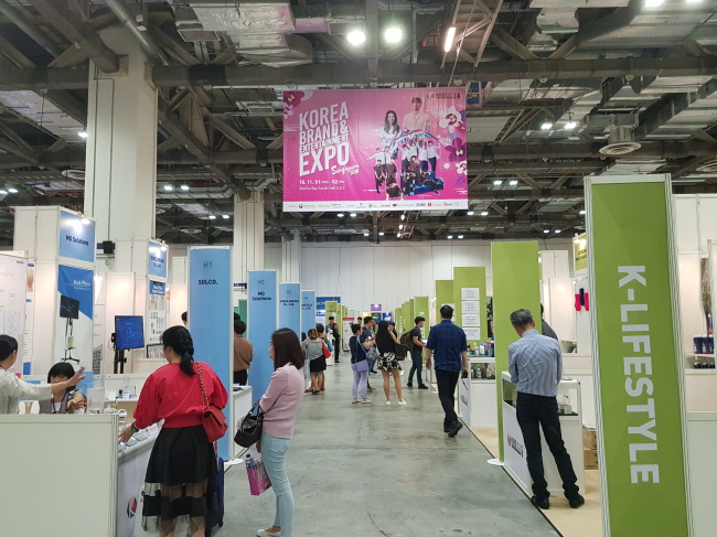 Visitors looks around the booths at the Korea Brand & Entertainment Expo in Singapore on Friday. (Kim So-hyun/The Korea Herald)