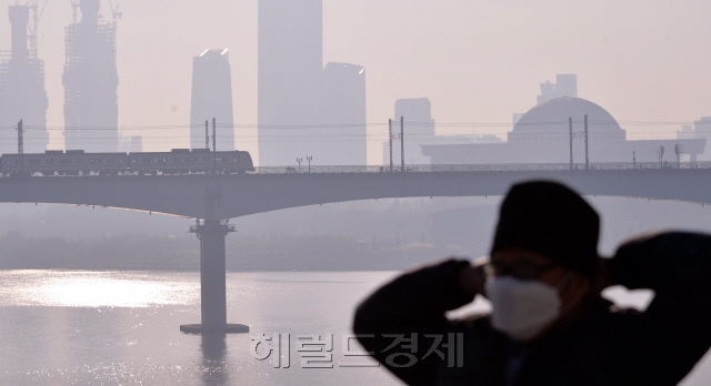 ‘불청객’ 미세먼지가 다시 찾아왔다. 5일 일교차가 커 새벽기온이 떨어진 가운데 서풍을 타고 전국적으로 미세먼지가 나쁨을 나타내고 있다. 한강변 공원에서 운동하는 시민들은 이제 마스크가 필수품이 되고 있다.  정희조 기자/checho@heraldcorp.com