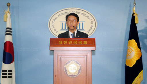 더불어민주당 조정식 예결위 간사가 5일 국회 정론관에서 2019년 예산안 심사 방안 브리핑을 하고 있다. (사진=연합뉴스)