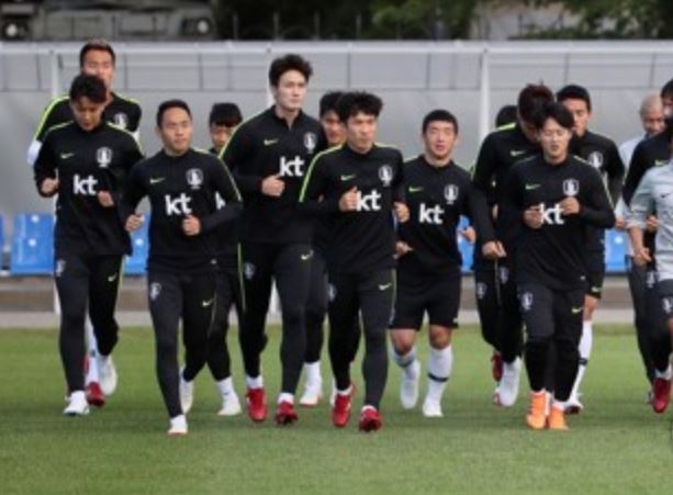 This file photo taken on June 25, 2018, shows South Korea's national football team players training at Spartak Stadium in Lomonosov, Saint Petersburg, Russia. (Yonhap)
