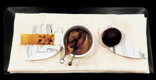 ◀ 최현석 셰프가 샘료 우리맛 연구를 재해석해 선보인 버섯 요리를 설명하고 있다.