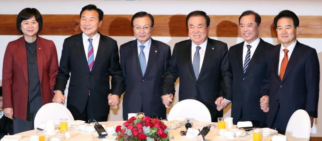 여야 5당 대표는 5일 국회에서 문희상 국회의장 주재로 오찬회동을 하고 선거법 개정안 마련 등 7개 사항에 합의했다. 사진 왼쪽부터 정의당 이정미 바른미래당 손학규 더불어민주당 이해찬 대표, 문희상 국회의장, 김병준 자유한국당 비대위원장, 정동영 민주평화당 대표. [사진=연합뉴스]
여야 5당 대표는 5일 국회에서 문희상 국회의장 주재로 오찬회동을 하고 선거법 개정안 마련 등 7개 사항에 합의했다. 사진 왼쪽부터 정의당 이정미 바른미래당 손학규 더불어민주당 이해찬 대표, 문희상 국회의장, 김병준 자유한국당 비대위원장, 정동영 민주평화당 대표. [사진=연합뉴스]