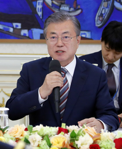 문재인 대통령이 5일 오후 청와대에서 열린 주한미군 주요직위자 격려 차담회에서 2년 6개월여 임기를 마치고 다음 달 한국을 떠나는 빈센트 브룩스 한미연합사령관을 치하하고 있다. [사진=연합뉴스]