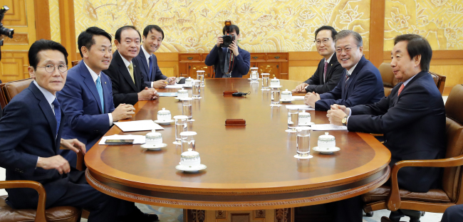 President Moon Jae-in and floor leaders of the five political parties hold a meeting at the presidential office on Monday.
From left: Justice Party’s Rep. Youn So-ha, Bareunmirae Party’s Rep. Kim Kwan-young, Party for Democracy and Peace’s Rep. Chang Byoung-wan, Senior Secretary for Political Affairs Han Byung-do, Democratic Party of Korea’s Rep. Hong Young-pyo, President Moon Jae-in and Liberty Korea Party’s Rep. Kim Sung-tae.