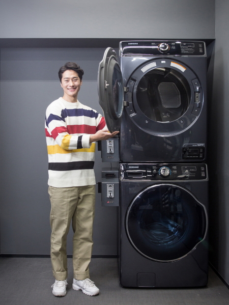 삼성전자 모델이 삼성전자 ‘B2B 세탁기ㆍ건조기’를 소개하고 있다.[제공=삼성전자]