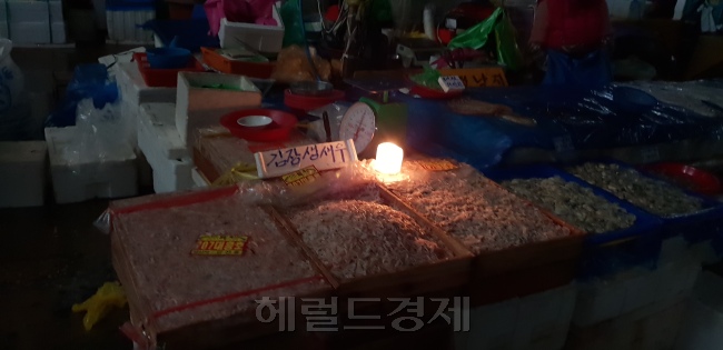5일 단전ㆍ단수 조치로 촛불에 의지한 채 영업 중인 노량진 구 수산시장의 모습.