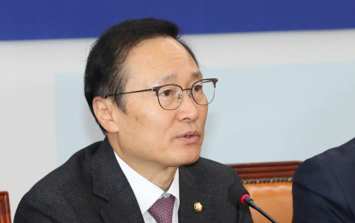 더불어민주당 홍영표 원내대표가 6일 오전 국회에서 열린 원내대책회의에서 발언하고 있다. (사진=연합뉴스)