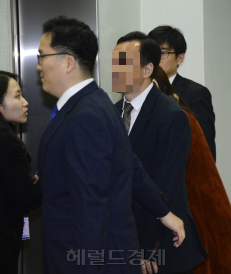 전임 숙명여고 교무부장 A씨가 6일 오전 영장심사를 받기 위해 서울 서초동 법원종합청사에 출석했다. [사진=박해묵 기자/mook@heraldcorp.com]