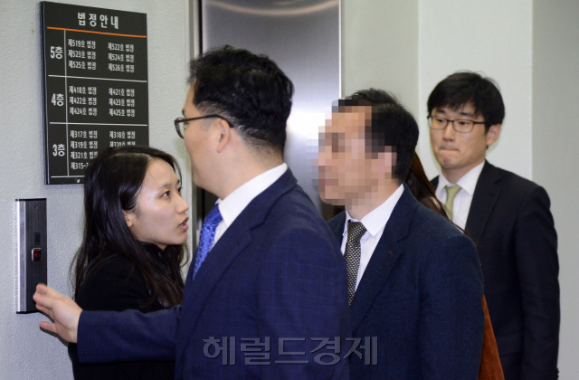 자신의 쌍둥이 딸에게 시험문제를 유출한 혐의를 받고 있는 숙명여고 전 교무부장 A씨가 6일 오전 영장 실질검사를 받기 위해 서울중앙지법으로 들어서고 있다.  박해묵 기자/mook@