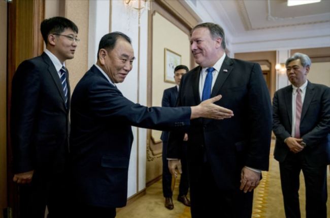 Kim Yong-chol, vice chairman of the Central Committee of the Workers’ Party of Korea(second from left) and US Secretary of State Mike Pompeo (Yonhap)