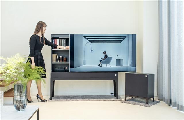 LG전자는 최근 론칭한 프리미엄 프라이빗 가전 ‘LG 오브제(LG Objet)’를 전국 주요 매장에 전시하고 본격적인 판매에 돌입한다고 7일 밝혔다. LG 오브제는 ‘가전과 가구’를 결합한 개념의 융복합 가전으로, LG전자는 최근 냉장고ㆍ가습 공기청정기ㆍ오디오ㆍTV 등 4개의 LG 오브제 신제품을 출시했다. LG전자는 2016년 론칭한 초프리미엄 ‘LG 시그니처’에 이어 ‘LG 오브제’를 통해 프리미엄 가전시장에서의 위상을 이어간다는 전략이다. 최상규 LG전자 한국영업본부장(사장)은 “나만의 공간, 나만의 시간과 완벽한 조화를 이루는 LG 오브제를 통해 고객들이 프리미엄의 진정한 가치를 느끼게 될 것”이라고 말했다.  [제공=LG전자]