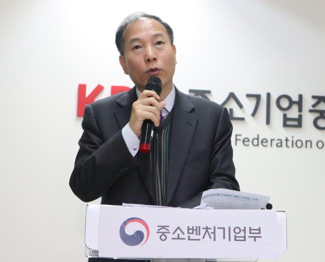 중소벤처기업부 이상훈 소상공인정책실장이 6일 서울 중소기업중앙회 기자실에서 '협력이익공유제 도입방안'에 관해 설명하고 있다.[사진=연합뉴스]
중소벤처기업부 이상훈 소상공인정책실장이 6일 서울 중소기업중앙회 기자실에서 '협력이익공유제 도입방안'에 관해 설명하고 있다.[사진=연합뉴스]