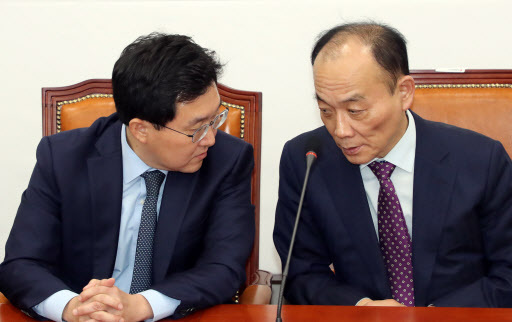 자유한국당 조직강화특별위원회 김용태 위원장과 전원책 변호사가 지난달 11일 국회에서 열린 기자간담회에서 대화하고 있다. [사진제공=연합뉴스]