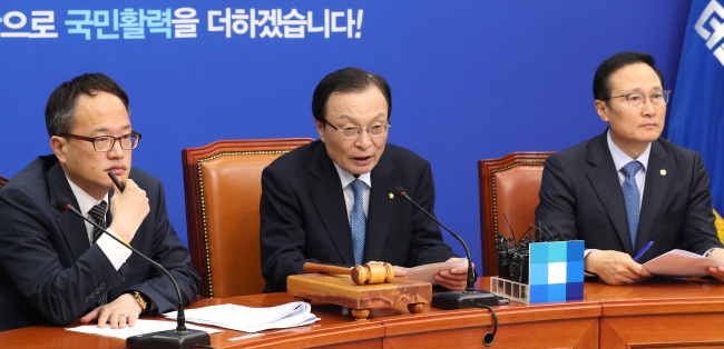더불어민주당 이해찬 대표(가운데)가 7일 오전 국회에서 열린 최고위원회의에서 발언하고 있다. (사진=연합뉴스)