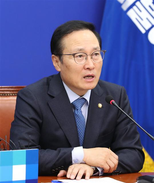 더불어민주당 홍영표 원내대표가 7일 오전 국회에서 열린 최고위원회의에서 발언하고 있다.[사진=연합뉴스]
더불어민주당 홍영표 원내대표가 7일 오전 국회에서 열린 최고위원회의에서 발언하고 있다.[사진=연합뉴스]