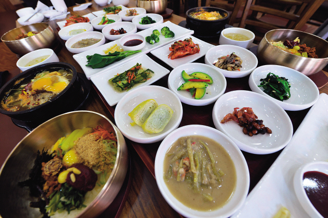 코리아그랜드세일 조선마당극 공연,  코리아그랜드세일 기념 인천공항 환영이벤트,  한식 삼계탕,  한식 전주상차림.