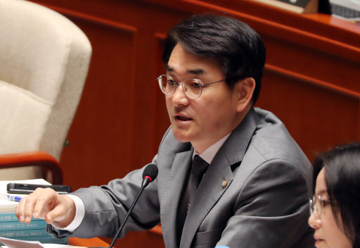 더불어민주당 박용진 의원이 7일 국회에서 열린 예산결산특별위원회 전체회의에서 질의하고 있다. (사진=연합뉴스)