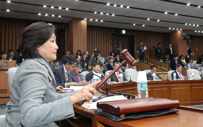 더불어민주당 박영선 위원장이 1일 오전 국회에서 열린 사법개혁특별위원회 전체회의에서 간사 선임의 건에 대해 의사봉을 두드리고 있다. 국회 사법개혁특별위원회는 검찰과 법원에 대한 개혁입법을 추진한다.[사진=연합뉴스]
더불어민주당 박영선 위원장이 1일 오전 국회에서 열린 사법개혁특별위원회 전체회의에서 간사 선임의 건에 대해 의사봉을 두드리고 있다. 국회 사법개혁특별위원회는 검찰과 법원에 대한 개혁입법을 추진한다.[사진=연합뉴스]