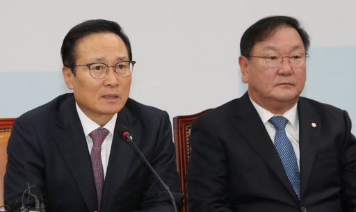 더불어민주당 홍영표 원내대표가 8일 오전 국회에서 열린 정책조정회의에서 발언하고 있다. (사진=연합뉴스)