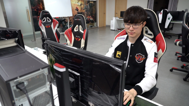 "League of Legends" pro gamer "Faker" Lee Sang-hyeok is photographed at the training facility of the SK Telecom T1 esports team in Ilsan, Gyeonggi Province. (Lim Jeong-yo/The Korea Herald)