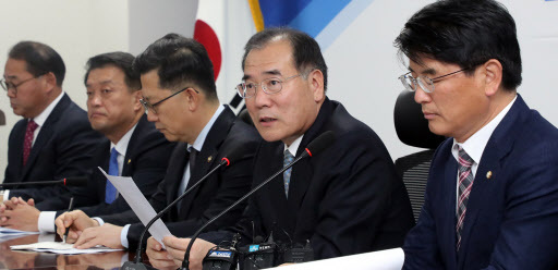 이개호 농림축산식품부 장관이 8일 국회 의원회관에서 '차기 쌀 목표 가격과 직불제 개편 방향'을 안건으로 열린 더불어민주당 농해수위 위원-농식품부 당정협의에서 발언하고 있다. (사진=연합뉴스)