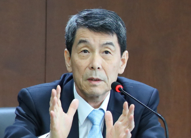 Lee Dong-gull, governor of the KDB (Yonhap)