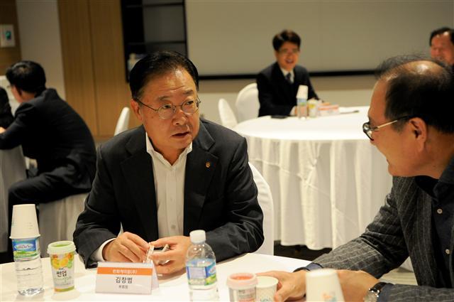 김창범 한화케미칼 대표이사(부회장)가 8일 경남 거제에서 15개 협력사 대표이사를 초청해 ‘에너지 상생 협력을 위한 간담회’를 갖고 있다.