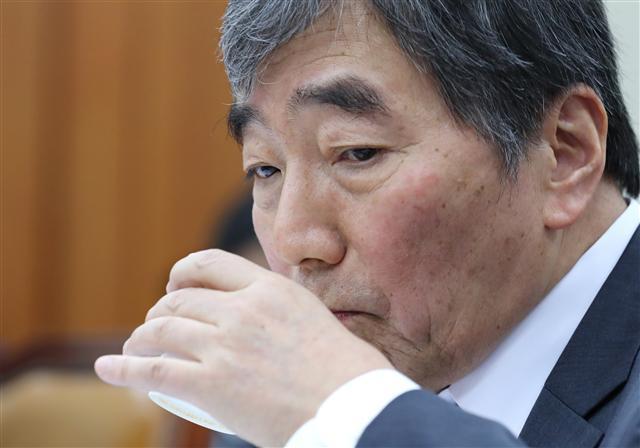 윤석헌 금융감독원장은 지난달 12일 국회 정무위원회 국정감사에서 ABCP 사태를 면밀히 점검하겠다고 밝혔지만 이후 1개월이 되도록 금감원은 검사나 현장점검에 나서지 않고 있다  [연합뉴스]