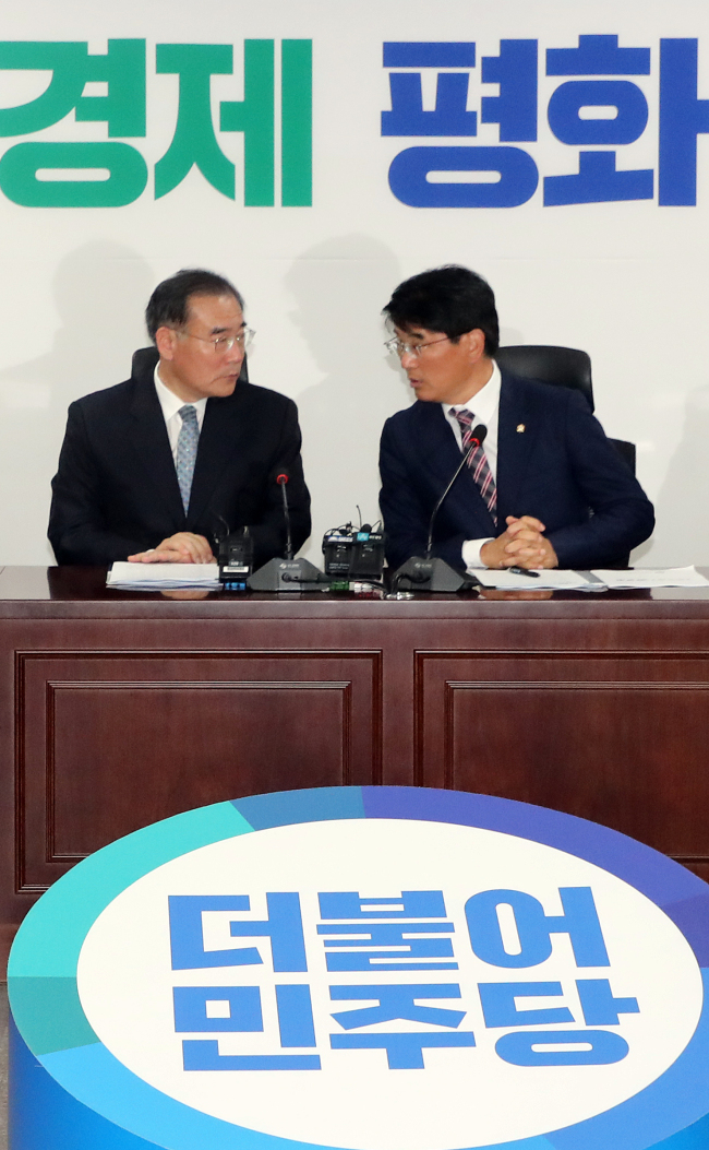 더불어민주당 농해수위 간사인 박완주 의원과 농림축산식품부 이개호 장관(왼쪽)이 8일 국회 의원회관에서 '차기 쌀 목표 가격과 직불제 개편 방향'을 안건으로 열린 당정협의에서 대화하고 있다. (사진=연합뉴스)