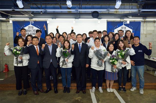 기아자동차(주)는 8일 서울 역삼동 마루180(MARU180)에서 이종근 기아차 기업전략실장, 김지훈 그린카 경영기획본부장, 김추인 열매나눔재단 사무총장 및 청년 소셜벤처 창업가 등 관계자 100여명이 참석한 가운데 ‘청춘, 내:일을 그리다’ 캠페인 시즌2 성과공유회를 실시했다.  이 프로그램은 카셰어링 플랫폼 그린카를 통해 기아차를 이용한 고객의 주행거리당 일정금액을 기아차가 기부해 모금 후 청년 소셜 벤처창업가들을 지원하는 프로그램이다.  기아차는 이번 ‘청춘, 내:일을 그리다’ 시즌2를 통해 모금한 총 1억원의 기부금을 소셜벤처(사회적 기업) 설립을 꿈꾸는 청년 창업가 10개팀을 지원하는 데 활용했다.
특히 기아차는 ▷사회적 기업가 전문 멘토링 ▷실제 창업을 위한 법률, 회계, 인허가 관련 자문 ▷실습 중심의 비즈니스 모델 수립 등 청년 창업가들의 초기 사업화 단계를 위한 다양한 청년 창업 지원책을 제공했다.
이날 열린 성과공유회에서는 총 5개의 우수팀이 선정됐으며, 총 상금 2400만원과 함께 정부 사업인 사회적 기업가 육성사업에 우선 선발 추천 등의 추가 혜택이 주어졌다. 기아차는 9일부터 ‘청춘, 내:일을 그리다’ 캠페인 시즌3를 시작한다.
박혜림 기자/rim@
