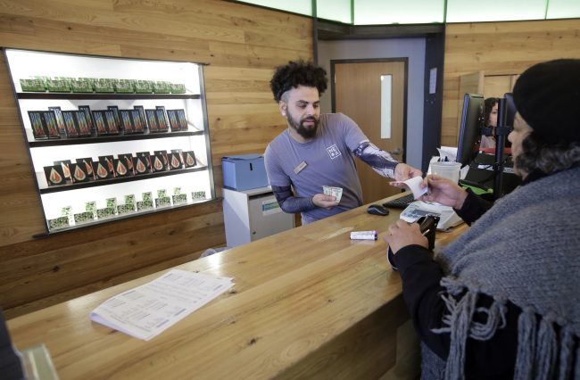<YONHAP PHOTO-0064> In this Wednesday, Oct. 17, 2018 photo patient service associate Nelson Rivera III, left, sells medical cannabis products to Victoria Silva, of Amherst, Mass., right, at a New England Treatment Access medical marijuana dispensary, in Northampton, Mass. Within days perhaps, the medical marijuana dispensary in Northampton expects to receive the final go-ahead to throw its doors open to anyone 21 or older who wants to purchase cannabis products ranging from flower to edibles, creams and even suppositories. (AP Photo/Steven Senne)/2018-11-09 00:15:11/ <저작권자 ⓒ 1980-2018 ㈜연합뉴스. 무단 전재 재배포 금지.>
<YONHAP PHOTO-0064> In this Wednesday, Oct. 17, 2018 photo patient service associate Nelson Rivera III, left, sells medical cannabis products to Victoria Silva, of Amherst, Mass., right, at a New England Treatment Access medical marijuana dispensary, in Northampton, Mass. Within days perhaps, the medical marijuana dispensary in Northampton expects to receive the final go-ahead to throw its doors open to anyone 21 or older who wants to purchase cannabis products ranging from flower to edibles, creams and even suppositories. (AP Photo/Steven Senne)/2018-11-09 00:15:11/ <저작권자 ⓒ 1980-2018 ㈜연합뉴스. 무단 전재 재배포 금지.>