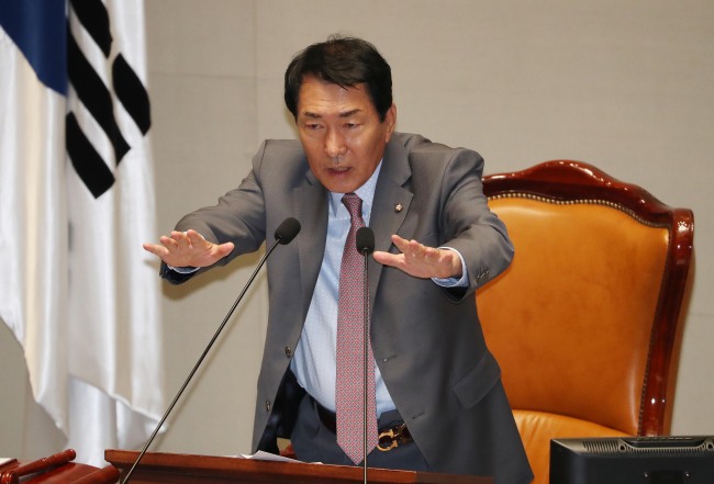 8일 국회에서 열린 예산결산특별위원회 전체회의에서 여야의원 간 설전이 오가자 안상수 위원장이 말리고 있다.[사진=연합뉴스]
8일 국회에서 열린 예산결산특별위원회 전체회의에서 여야의원 간 설전이 오가자 안상수 위원장이 말리고 있다.[사진=연합뉴스]