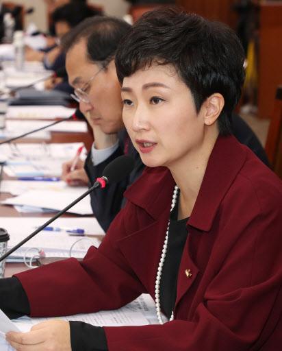 바른미래당 소속인 이언주<사진> 의원이 9일 자유한국당 비대위원으로부터 직접 초대를 받고 한국당 행사인 ‘+(플러스)청년바람 포럼’에 참여한다. 이 의원은 정치권에서 곧 보수정당에 합류할 인사로 분류된다.
이 의원의 참석은 정현호 한국당 비대위원이 추진했다. 정 위원은 이날 통화에서 “와달라고 직접 초청을 했고, 승낙했다”며 이같이 밝혔다. 또 “이번 행사는 비대위 차원의 청년모임으로 한국당 행사다. (당차원 모임이 아닌) ‘내일을 위한 모임(내오)’ 등과는 성격이 다르다”고 했다.
해당 모임에는 통상 한국당 국회의원이나 핵심인물 1명만 참석해왔다. 이날 모임 이후 예정된 2차례의 모임에도 각각 조경태 한국당 의원, 김병준 한국당 비대위원장이 참여할 예정이다. 그러나 이날 모임에는 바른미래당 소속인 이 의원이 나선다.
포럼 내에서 이 의원은 ‘괜찮다’는 공감대가 형성됐기 때문이다. 정 위원은 “총 100명 정도가 활동하고 있다. 현역 시ㆍ구의원, 전직 당협위원장 등으로 구성됐다”며 “포럼 멤버들이 굉장히 호의적이다”고 했다. 정 위원에 따르면 모임에는 약 30여명 정도가 참석할 예정이다.
김성태 한국당 원내대표도 이날 국회에서 열린 원내대책회의가 끝나고 기자들과 만나 “문재인 정권의 독단과 맞서기 위해서는 범보수세력이 한국당의 주장과 행동에 대해 함께할 수 있다”고 했다. 다만, 이 의원 영입설에 대해서는 “원내대표가 판단할 문제가 아니다”고 했다.
이날 열리는 포럼의 화두는 보수통합이 될 전망이다. 이 의원은 과거 국민의당 시절에도 보수정당인 바른정당과의 통합을 추진했다. 그 결과가 바른미래당이다.
이 의원은 이와 관련 통화에서 “한국당이 어떻게 변화해야 내가 갔을 때 ‘윈윈’할 수 있다는 이야기, 진정한 우파로 거듭나자는 이야기 등을 하게 될 것”이라며 “국민은 젊고 결기있는 우파, 경제에 밝은 우파를 원한다”고 했다.
그러면서 “한국당이 기존의 틀을 유지하는 것은 좋지 않다”며 “변화를 모색하는 흐름이 생겨 깨지고, 자극받고, 몸부림쳐서 사실상 대부분의 기존 정치인이 불출마하는 과정을 거치는 수준이 돼야 할 것”이라고 강조했다.
이날 열리는 ‘+(플러스)청년바람 포럼’은 서울 서초구에 위치한 유중아트센터 아트홀에서 열린다. ‘나는 왜 싸우는가, 한국 우파의 혁명이 필요하다’는 주제다. 이 의원은 약 50분 동안 발제자로 나선 뒤, 50분간 참석자들과 토론할 예정이다. 총 행사시간은 2시간 정도가 될 것으로 전해졌다.
홍태화 기자/th5@heraldcorp.com
