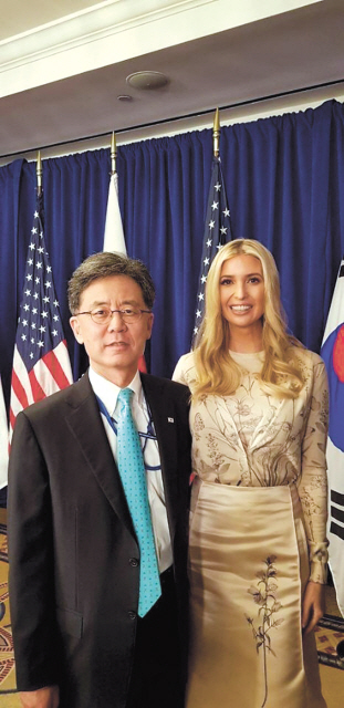 김현종(왼쪽) 산업통상자원부 통상교섭본부장이 지난 9월 24일(현지시간) 미국 뉴욕 펠리스호텔에서 열린 ‘한미 자유무역협정(FTA) 개정협정문’ 서명식 후 도널드 트럼프 미국 대통령의 장녀인 이방카 백악관 보좌관과 기념촬영을 하고 있다. 기념촬영은 이방카 보좌관의 요청으로 이뤄졌다.  [제공=산업통상자원부]