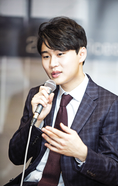‘인모니니’로 불릴만큼 ‘파가니니 스페셜리스트’로 꼽히는 바이올리니스트 양인모가 첫 데뷔 음반을 도이체 그라모폰을 통해 발매한다. 지난 5월 금호아트홀에서 연주한 카프리스 전곡 연주 실황을 담았다. ‘파가니니가 악마에게 영혼을 팔아 작곡했다’는 풍설이 도는 24개의 카프리스는 그만큼 까다롭고 어렵기로 유명하다. 스물 세 살의 바이올리니스트는 “카프리스를 통해 나만의 이야기로 펼쳐보고 싶은 욕심이 났다”며 음악적 소신을 밝혔다.
