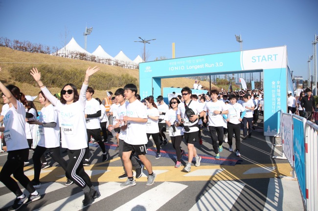지난 10일 부산 기장-현대차 드림볼파크에서 열린 ‘아이오닉 롱기스트 런 페스티벌’에서 참가자들이 7㎞ 단체 러닝 행사를 가졌다. [제공=현대차]