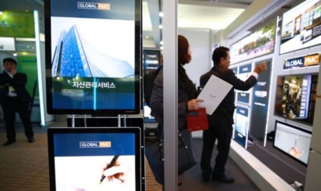 Visitors check exhibition booths at a real estate career fair held at the Convention and Exhibition Center in southern Seoul on Nov. 5, 2018. (Yonhap)