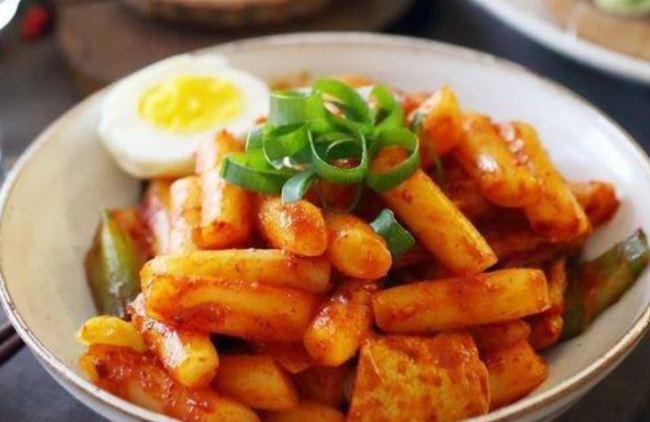 This file photo shows "topokki" served at an eatery in Seoul. (Yonhap)