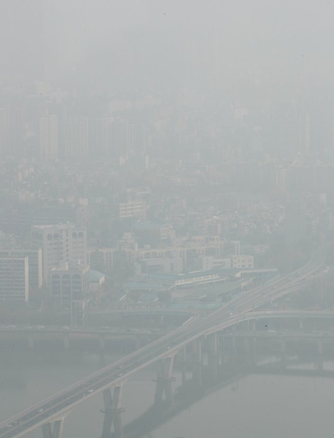 Downtown Seoul shrouded in gray Sunday morning. (Yonhap)