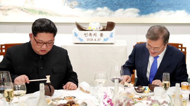 North Korean leader Kim Jong-un, left, and South Korean President Moon Jae-in eat Okryugwan restaurant‘s signature naengmyon at the truce village of Panmunjom during their summit on April 27. Joint Press Corps