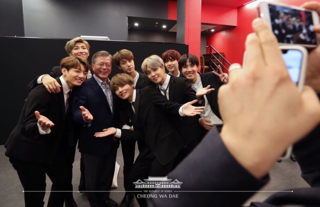 BTS poses next to President Moon Jae-in after its performance in Paris on Oct. 14, local time. This photo was shared on Cheong Wa Dae's official Twitter account. (Twitter @TheBlueHouseKR)