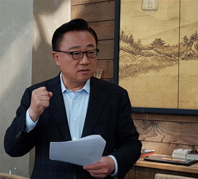 고동진 삼성전자 무선사업부 사장은 지난 8일(현지시간) 미국 샌프란시스코 한 식당에서 기자들과 만나 기자들의 질문에 답변을 하고 있다.
[제공=삼성전자]
