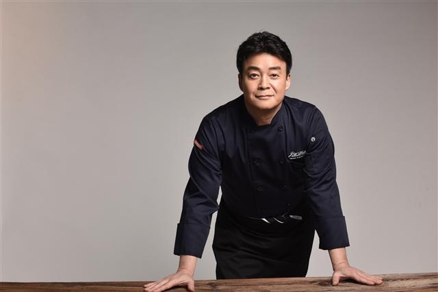 ‘골목식당’을 누비는 사람으로 유명한 백종원 더본코리아 대표. 그는 “돌발상황에 대비한 다브랜드 전략은 불가피한 선택이며, ‘음식을 사랑하는 것’이 요식업의 기본”이라고 했다.
[제공=더본코리아]