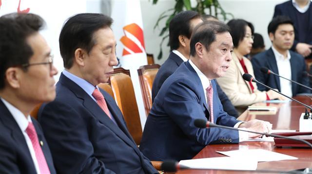 자유한국당 김병준 비상대책위원장(왼쪽 세번째)이 12일 오전 국회에서 열린 비상대책위원회의에서 발언하고 있다. 김 위원장 왼쪽은 김성태 원내대표.  [연합뉴스]
‘최대위기 맞은 김병준’ 자유한국당 김병준 비상대책위원장(오른쪽)과 김성태 원내대표가 12일 오전 국회에서 열린 비상대책위원회의에 입장하고 있다. [연합뉴스]