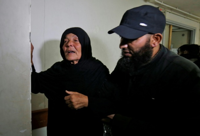 The mother of Nour Baraka, a commander for Hamas' armed wing, the Ezzedine al-Qassam Brigades who was killed during an Israeli operation on Khan Younis in the Gaza Strip, reacts at a hospital morgue where his body was transported November 11, 2018(AFP)