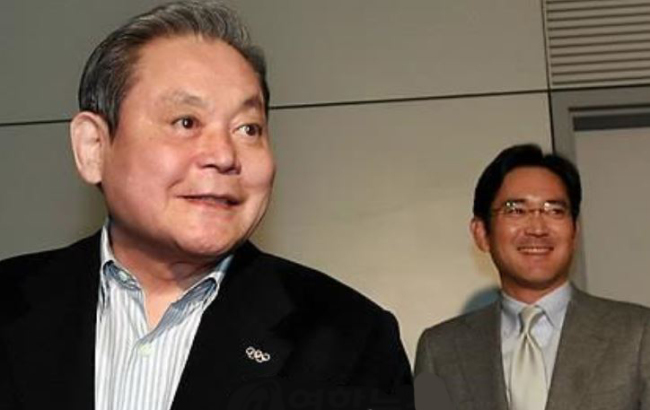 Samsung Electronics' Chairman Lee Kun-hee, left, and Vice Chairman Lee Jae-yong in a file photo (Yonhap)